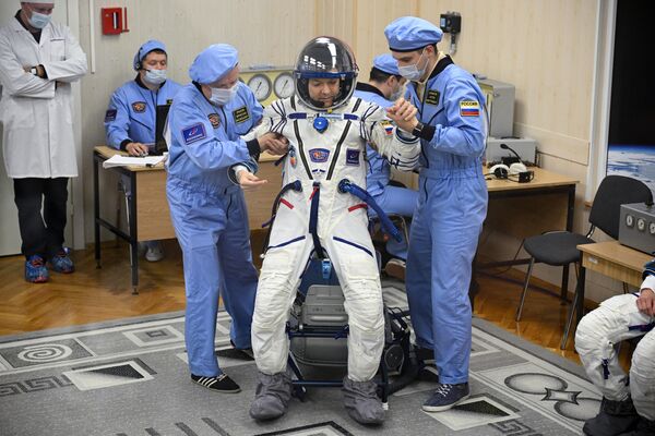  اولگ کونوننکو، فضانورد روسکاسموس، سفت بودن لباس‌های فضایی را قبل از پرتاب فضاپیمای سایوز&quot;ام اس-24&quot;  در پایگاه فضایی بایکونور بررسی می‌کند. - اسپوتنیک ایران  