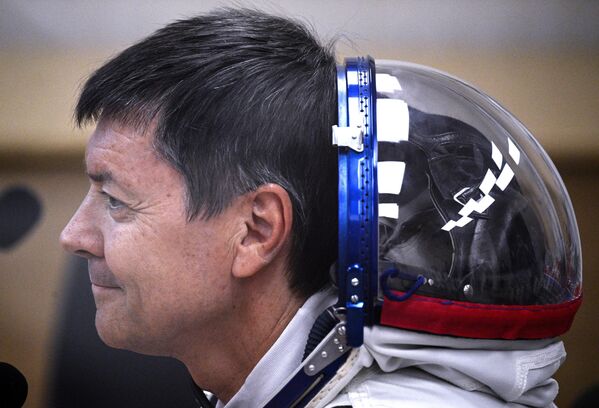 اولگ کونوننکو، فضانورد روسکاسموس، سفت بودن لباس‌های فضایی را قبل از پرتاب فضاپیمای سایوز &quot;ام اس-24&quot; در پایگاه فضایی بایکونور بررسی می‌کند. - اسپوتنیک ایران  