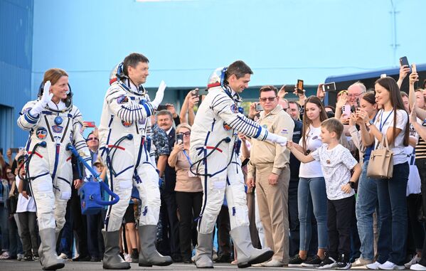 اعضای اصلی خدمه: لورال اوهارا، فضانورد ناسا، اولگ کونوننکو، فضانورد روسکاسموس و نیکولای چوب، فضانورد روسکاسموس،  (از چپ به راست). - اسپوتنیک ایران  