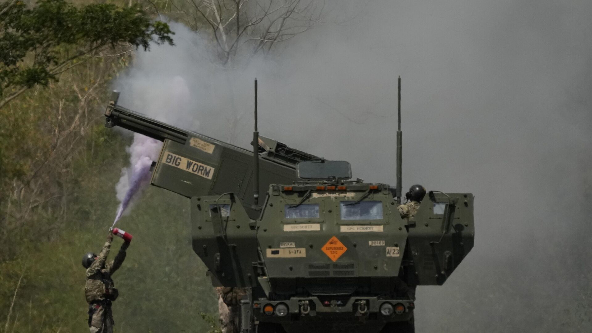 A US soldier extinguishes a fire on one fo the tubes on a U.S. M142 High Mobility Artillery Rocket System (HIMARS) after firing missiles during a joint military drill between the Philippines and the U.S. called Salaknib at Laur, Nueva Ecija province, northern Philippines on Friday, March 31, 2023. - اسپوتنیک ایران  , 1920, 16.09.2023