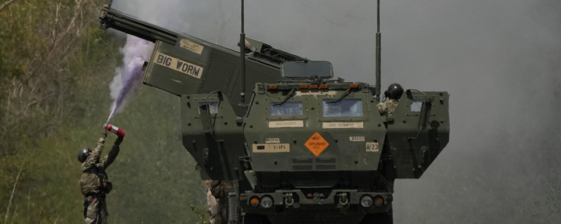 A US soldier extinguishes a fire on one fo the tubes on a U.S. M142 High Mobility Artillery Rocket System (HIMARS) after firing missiles during a joint military drill between the Philippines and the U.S. called Salaknib at Laur, Nueva Ecija province, northern Philippines on Friday, March 31, 2023. - اسپوتنیک ایران  , 1920, 16.09.2023