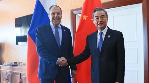 Министр иностранных дел РФ Сергей Лавров и министр иностранных дел Китая Ван И в Камбодже - اسپوتنیک ایران  