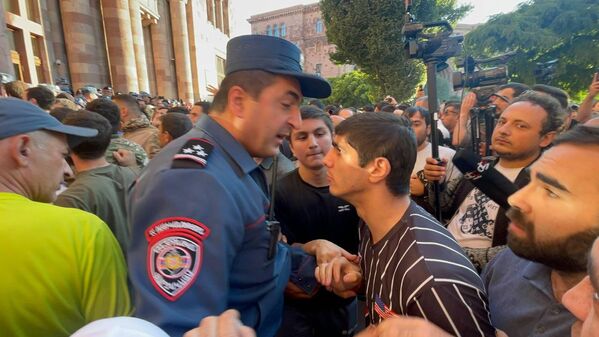 ماموران  پلیس و شرکت کنندگان در اعتراضات در میدان جمهوری ایروان در ارتباط با افزایش تنش  در قره باغ . - اسپوتنیک ایران  