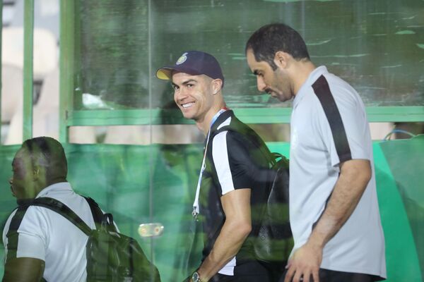 کریستیانو رونالدو ستاره پرتغالی تیم فوتبال النصر عربستان در هنگام ورود به ورزشگاه ازادی تهران - اسپوتنیک ایران  