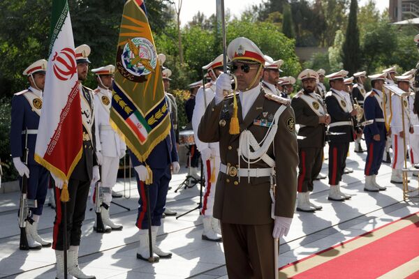 گارد تشریفات در مراسم استقبال محمد باقری رئیس ستاد کل نیروهای مسلح ایران  از سرگئی شایگو وزیر دفاع روسیه در فرودگاه تهران. - اسپوتنیک ایران  