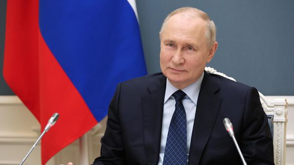 Президент РФ Владимир Путин проводит совещание в режиме видеоконференции. Архивное фото - اسپوتنیک ایران  