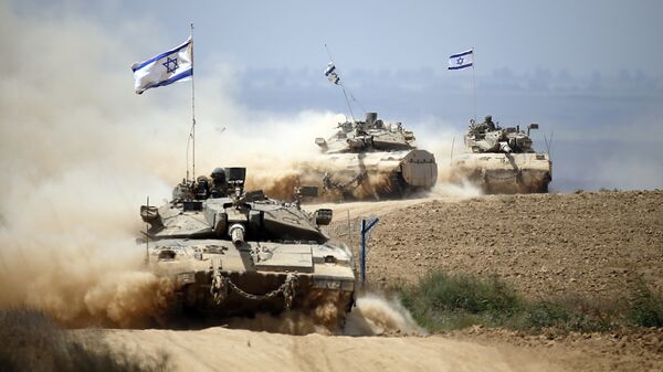 Israeli Merkava tanks roll near the border between Israel and the Gaza Strip as they return from the Hamas-controlled Palestinian coastal enclave on August 5, 2014 - اسپوتنیک ایران  