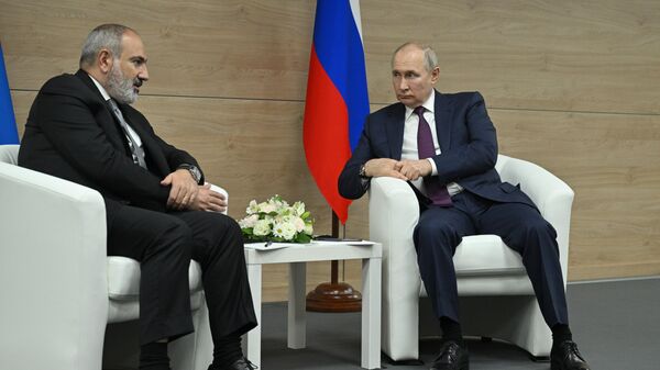 Премьер-министр Республики Армения Никол Пашинян и президент РФ Владимир Путин на встрече в Сириусе - اسپوتنیک ایران  