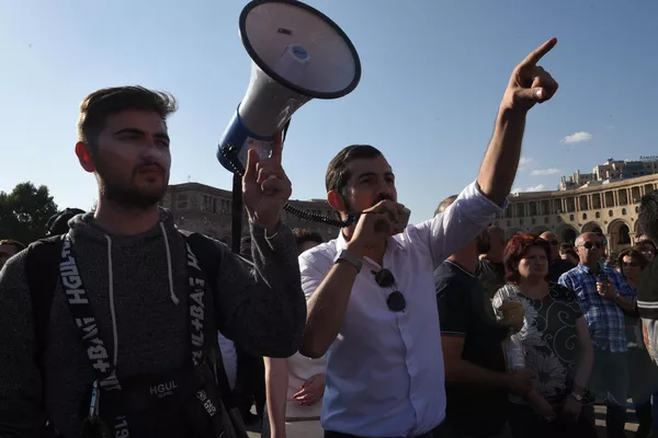 ارامنه در اطراف ساختمان دولت ارمنستان در مرکز ایروان تظاهرات کردند تا از دولت خود بخواهند به عملیات نظامی آذربایجان که در 19 سپتامبر 2023 علیه قره باغ آغاز شد، پاسخ دهد. ارامنه در اطراف ساختمان دولت ارمنستان در مرکز ایروان تظاهرات کردند تا از دولت خود بخواهند به عملیات نظامی آذربایجان که در 19 سپتامبر 2023 علیه قره باغ آغاز شد، پاسخ دهد. - اسپوتنیک ایران