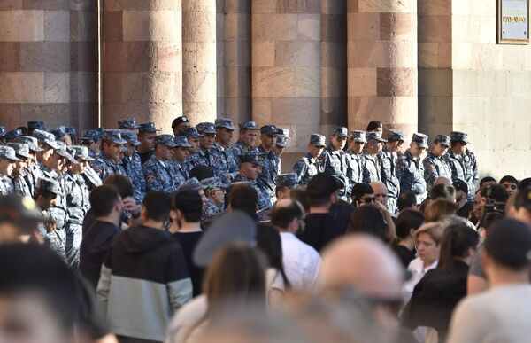 ماموران  پلیس و شرکت کنندگان در اعتراضات در میدان جمهوری ایروان در ارتباط با افزایش تنش  در قره باغ . - اسپوتنیک ایران  