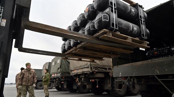 Разгрузка американских переносных противотанковых ракет, поставляемых Украине из США в рамках военной поддержки - اسپوتنیک ایران  