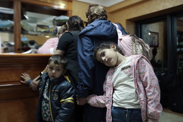 پناهندگان در کافه هتل گوریس در شهر گوریس، نزدیکترین شهر برای اسکان پناهجویان از قره باغ کوهستانی. - اسپوتنیک ایران  