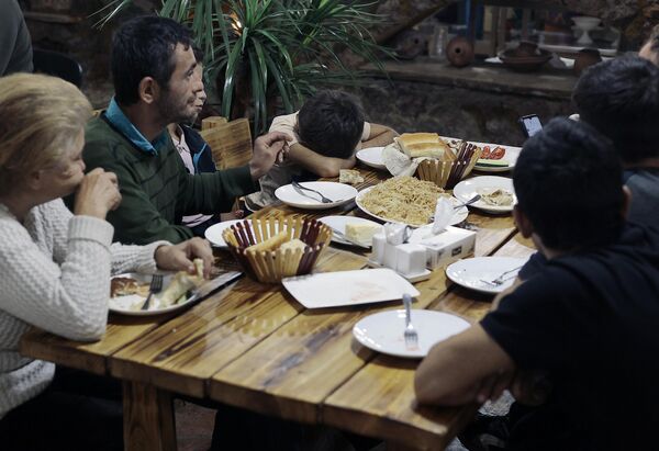 پناهندگان در کافه هتل گوریس در شهر گوریس، نزدیکترین شهر برای اسکان پناهجویان از قره باغ کوهستانی. - اسپوتنیک ایران  