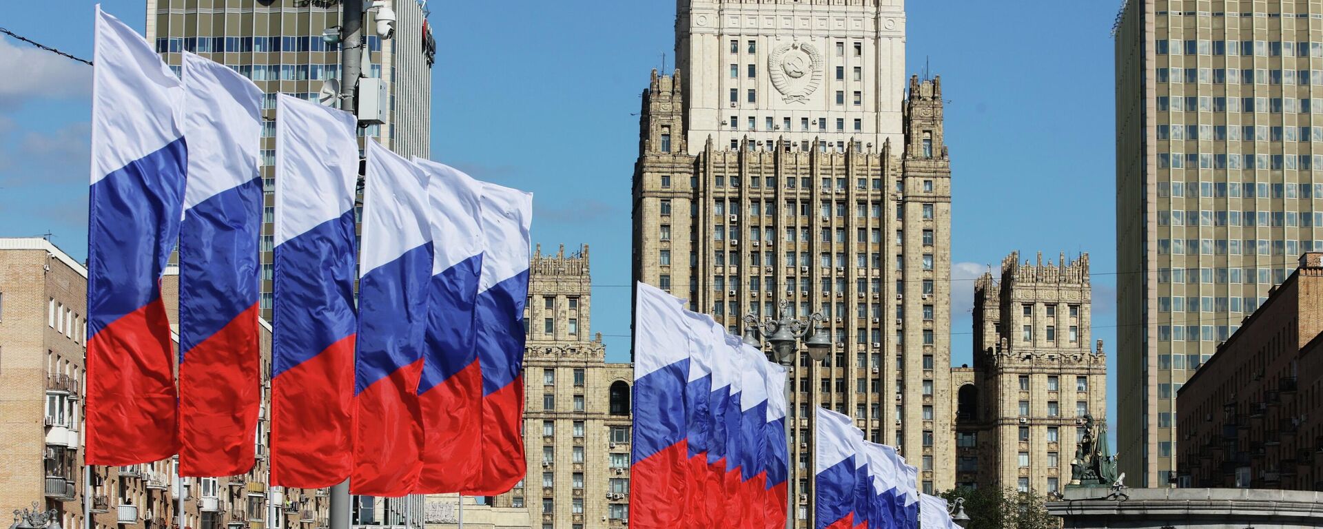 Российские флаги, установленные в Москве ко Дню государственного флага России - اسپوتنیک ایران  , 1920, 19.01.2024