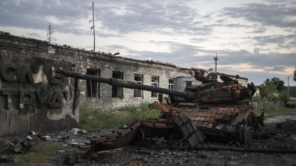 Уничтоженный танк в городе Рубежное Луганской народной республики - اسپوتنیک ایران  