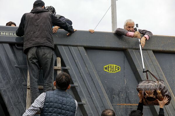 پناهجویان قره باغ کوهستانی  در حال تخلیه یک کامیون  در گوریس هستند. - اسپوتنیک ایران  