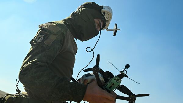 Военнослужащий ВС РФ проходит обучение по полетам на ударных FPV-дронах Бумеранг  - اسپوتنیک ایران  