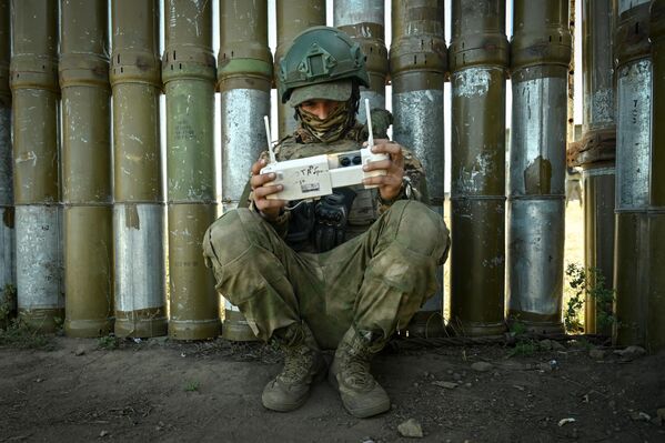 آموزش سربازان نیروهای مسلح روسیه در رابطه با کار با پهپادهای تهاجمی بومرنگ FPV در یک میدان تمرینی در منطقه نظامی شمالی در جهت کراسنولیمانسکی. - اسپوتنیک ایران  