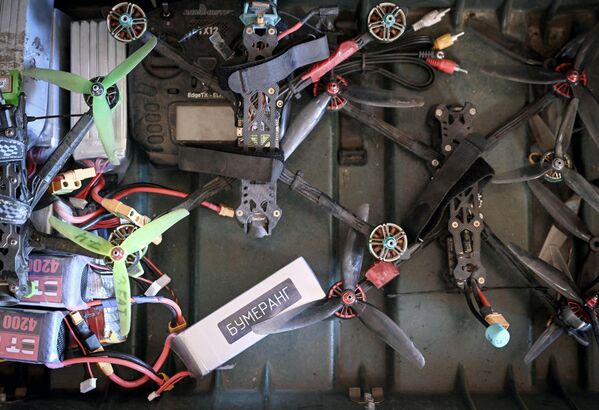 پهپادهای تهاجمی بومرنگ FPV در یک میدان تمرینی در منطقه نظامی شمالی در  کراسنولیمانسکی. - اسپوتنیک ایران  