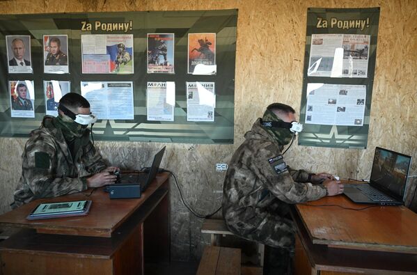  سربازان نیروهای مسلح روسیه در حال گذراندن دوره آموزشی پرواز با پهپادهای تهاجمی بومرنگ FPV در یک میدان تمرینی در منطقه نظامی شمالی در  کراسنولیمانسکی. - اسپوتنیک ایران  