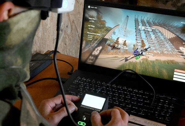 سربازان نیروهای مسلح روسیه در حال گذراندن دوره آموزشی پرواز با پهپادهای تهاجمی بومرنگ FPV در یک میدان تمرینی در منطقه نظامی شمالی در  کراسنولیمانسکی. - اسپوتنیک ایران  