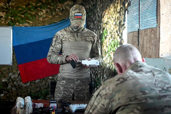 پرسنل نظامی نیروهای مسلح روسیه در حال تمرین پرواز پهپادهای تهاجمی بومرنگ FPV در یک میدان آموزشی در منطقه نظامی شمالی در جهت کراسنولیمانسکی هستند. سربازان دوره های آموزشی مهندسی را می گذرانند و مهارت های کنترل پهپادهای شناسایی و تهاجمی مجهز به انواع شارژ برای از بین بردن تجهیزات و نیروی انسانی دشمن را تمرین می کنند. - اسپوتنیک ایران  