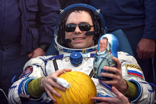 دیمیتری پتلین فضانورد روسیه پس از فرود. فرود کپسول فضا پیمای روسی سایوز ام اس-23 در 150 کیلومتری جنوب شرقی شهر ژزکازگان قزاقستان، چهارشنبه، 27 سپتامبر2023 انجام شد. این کپسول سایوز حامل فرانک روبیو، فضانورد ناسا (آژانس فضایی آمریکا) و سرگئی پروکوپیف، و دیمیتری پتلین فضانوردان روسیه بود. - اسپوتنیک ایران  