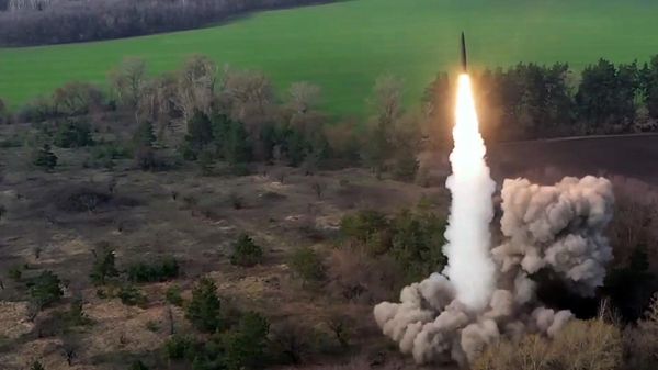 Боевой запуск ракеты оперативно-тактического ракетного комплекса Искандер по уничтожению ангаров с военной техникой и боеприпасами ВСУ - اسپوتنیک ایران  