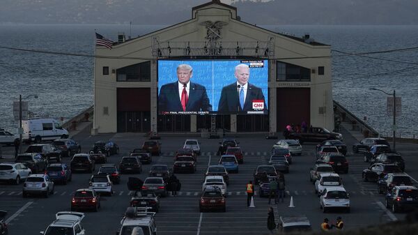 Президент США Дональд Трамп и кандидат в президенты от Демократической партии Джо Байден на экране телевизора в Сан-Франциско - اسپوتنیک ایران  