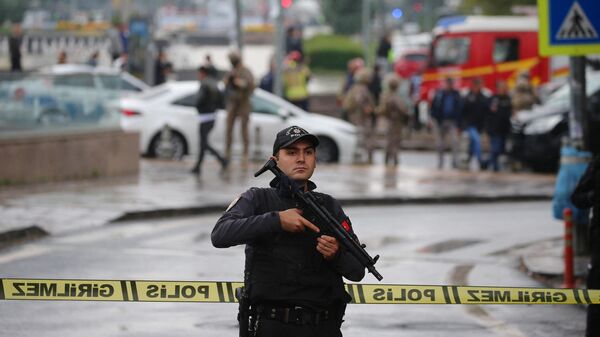 Сотрудники спецназа турецкой полиции охраняют территорию рядом с Министерством внутренних дел после взрыва бомбы в Анкаре, Турция - اسپوتنیک ایران  