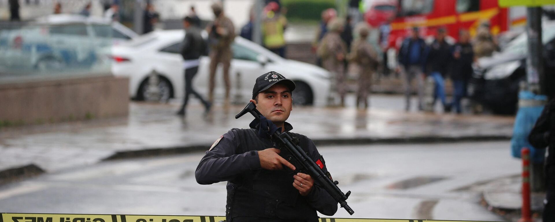 Сотрудники спецназа турецкой полиции охраняют территорию рядом с Министерством внутренних дел после взрыва бомбы в Анкаре, Турция - اسپوتنیک ایران  , 1920, 01.10.2023