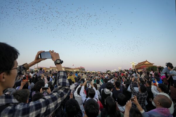 پرواز کبوترها در روز جشن هفتاد و چهارمین روز ملی جمهوری خلق چین در پکن. - اسپوتنیک ایران  