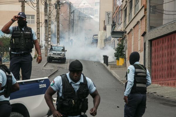 استفاده از گاز اشک آور برای متفرق کردن حامیان مخالفان در آنتاناناریوو، ماداگاسکار توسط پلیس ضد شورش. - اسپوتنیک ایران  
