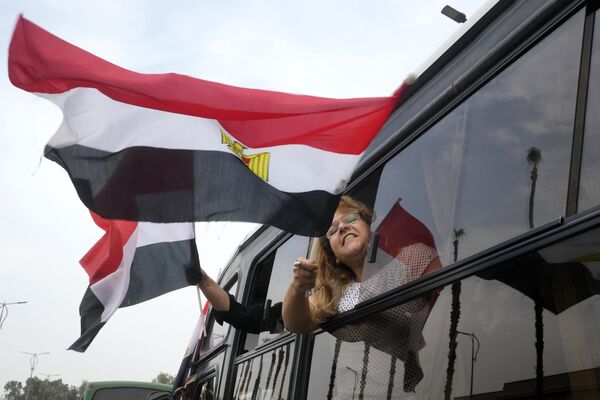 حامیان عبدالفتاح السیسی، رئیس جمهور مصر، پرچم مصر را در تظاهرات خود در قاهره به اهتزاز درآوردند. انتخابات ریاست جمهوری مصر  طی سه روز در ماه دسامبر برگزار خواهد شد که به احتمال زیاد در آن عبدالفتاح السیسی، رئیس جمهور، ماندن خود در قدرت را تا سال 2030 تمدید خواهد کرد. - اسپوتنیک ایران  