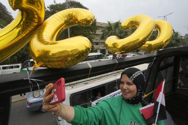 یکی از حامیان عبدالفتاح السیسی، رئیس‌جمهور مصر، در جریان راهپیمایی  قاهره، در روز دوشنبه دوم اکتبر، با بادکنک‌هایی به شکل (CC)، با اشاره به نام رئیس جمهور مصر، عکس سلفی می‌گیرد. انتخابات ریاست جمهوری مصر  طی سه روز در ماه دسامبر برگزار خواهد شد که به احتمال زیاد در آن عبدالفتاح السیسی، رئیس جمهور، ماندن خود در قدرت را تا سال 2030 تمدید خواهد کرد. - اسپوتنیک ایران  