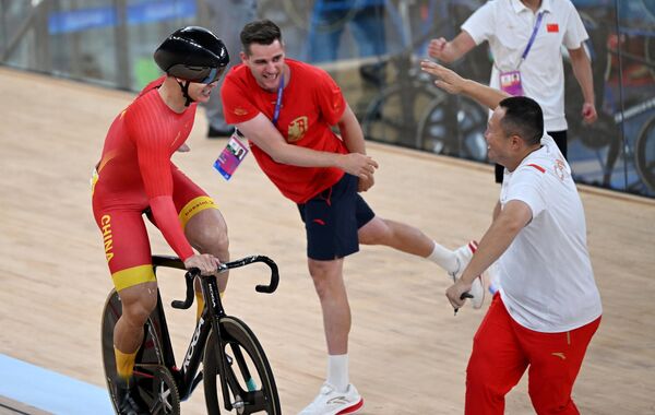 ژو یو (سمت چپ) چین پیروزی خود را پس از فینال کایرین پیست دوچرخه سواری مردان جشن گرفت. 29 سپتامبر 2023 - اسپوتنیک ایران  
