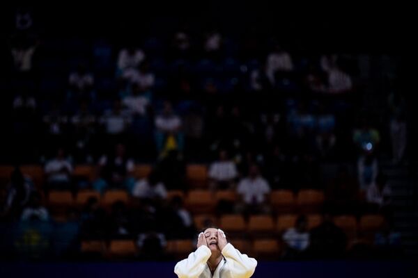 اسمیگول کویولوا از قزاقستان پیروزی خود را در برابر سوینچ ایسوکووا از ازبکستان در مسابقه مدال برنز فینال وزن 63 کیلوگرم جودو زنان جشن گرفت. 25 سپتامبر 2023 - اسپوتنیک ایران  