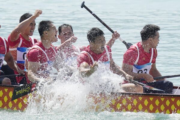 تیم قایق اژدها مردان چین پس از پیروزی در 200 متر دراگون بوت مردان، جشن گرفتند. 4 اکتبر 2023 - اسپوتنیک ایران  