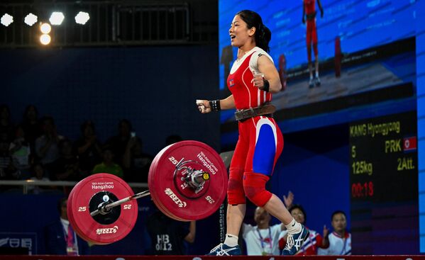 هیونگ یانگ کانگ از کره شمالی پس از پیروزی در وزنه برداری وزن 55 کیلوگرم زنان خوشحالی خود را ابراز می کند. 30 سپتامبر 2023 - اسپوتنیک ایران  