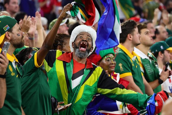 هواداران آفریقای جنوبی با لباس‌های ملی در سکوها در جریان مسابقه جام جهانی راگبی فرانسه 2023 Pool B بین آفریقای جنوبی و تونگا در ورزشگاه ولودروم در مارسی، جنوب شرقی فرانسه، در 1 اکتبر 2023. (عکس از CLEMENT MAHOUDEAU / خبرگزاری فرانسه) - اسپوتنیک ایران  