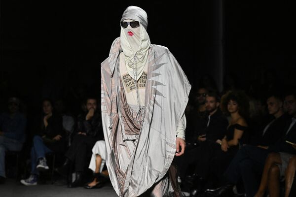 تاپ شات - یک مدل در طی یک نمایش به عنوان بخشی از هفته مد پاریس لباس زنانه بهار/تابستان 2024 در پاریس در 30 سپتامبر 2023، خلاقیتی را برای ویوین وست وود ارائه می دهد. (عکس از میگل مدینا / خبرگزاری فرانسه) - اسپوتنیک ایران  