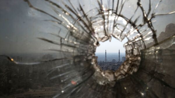 Пулевое отверстие в окне на наблюдательном пункте и огневой позиции Сирийской арабской армии в Хомсе - اسپوتنیک ایران  