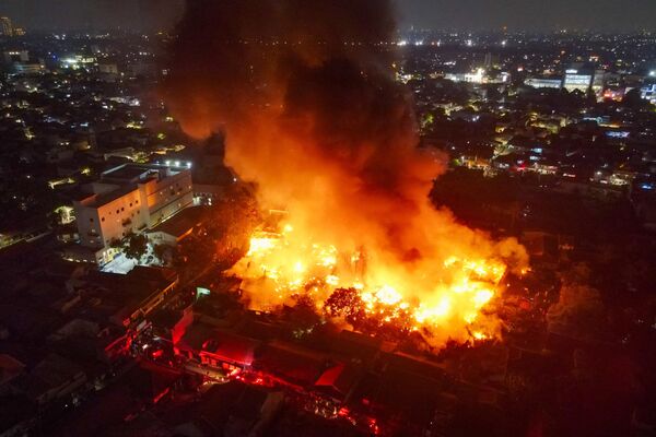 تصویر هوایی از آتش‌سوزی  در یک منطقه مسکونی پرجمعیت در جاکارتا در 4 اکتبر 2023  - اسپوتنیک ایران  