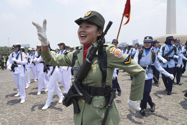 زنان سرباز در طول رژه به مناسبت هفتاد و هشتمین سالگرد نیروهای مسلح اندونزی در جاکارتا، اندونزی، پنجشنبه، 5 اکتبر 2023 - اسپوتنیک ایران  