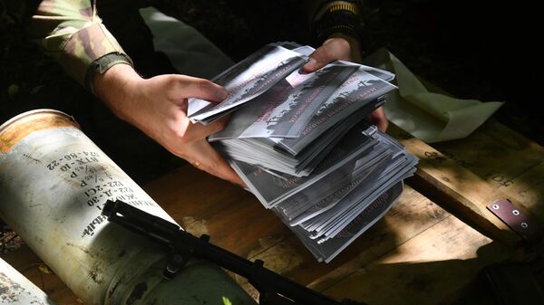 Военнослужащий РФ держит в руках листовками для агитационного снаряда - اسپوتنیک ایران  