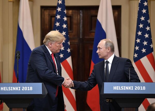 16 جولای 2018. ولادیمیر پوتین، رئیس جمهور روسیه و دونالد ترامپ، رئیس جمهور ایالات متحده (سمت چپ) در یک کنفرانس مطبوعاتی مشترک پس از دیدارشان در هلسینکی. - اسپوتنیک ایران  