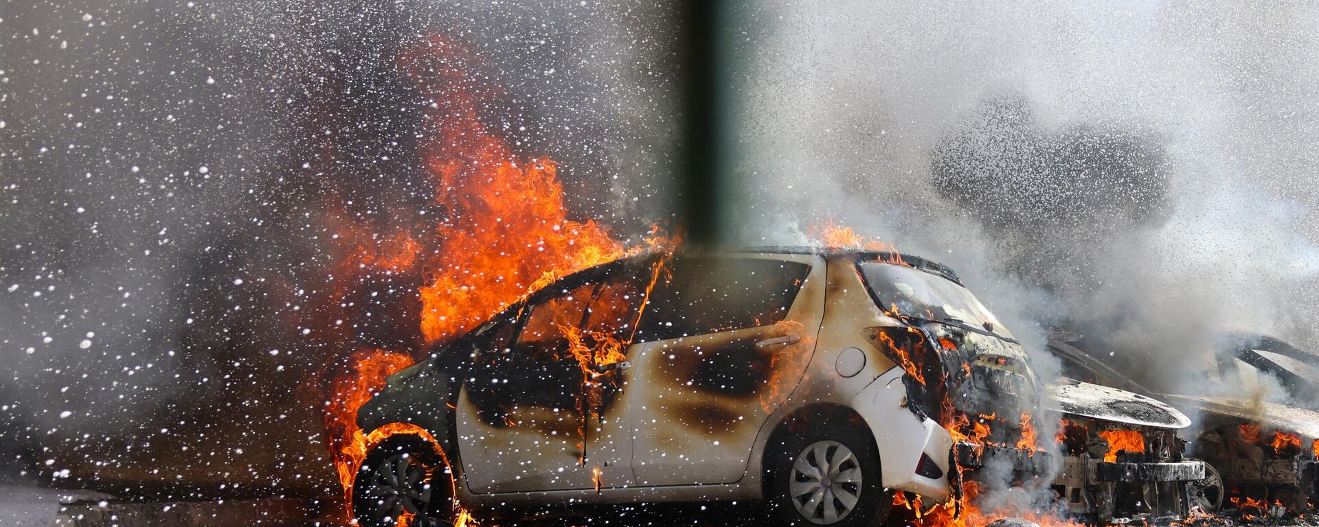 یک خودروی سوخته در عسقلان اسرائیل در اثر حمله فلسطینیان در 7 اکتبر 2023 - اسپوتنیک ایران  , 1920, 08.10.2023