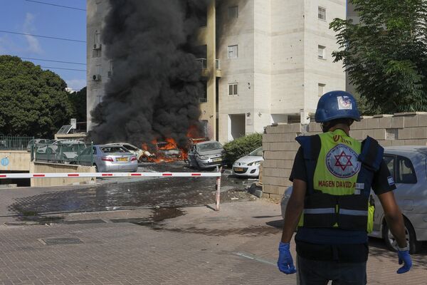 آتش گرفتن خودروها در پارکینگی در عسقلان اسرائیل پس از اصابت موشک های حماس. - اسپوتنیک ایران  