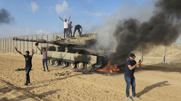 Палестинцы окло захваченного израильского танка - اسپوتنیک ایران  