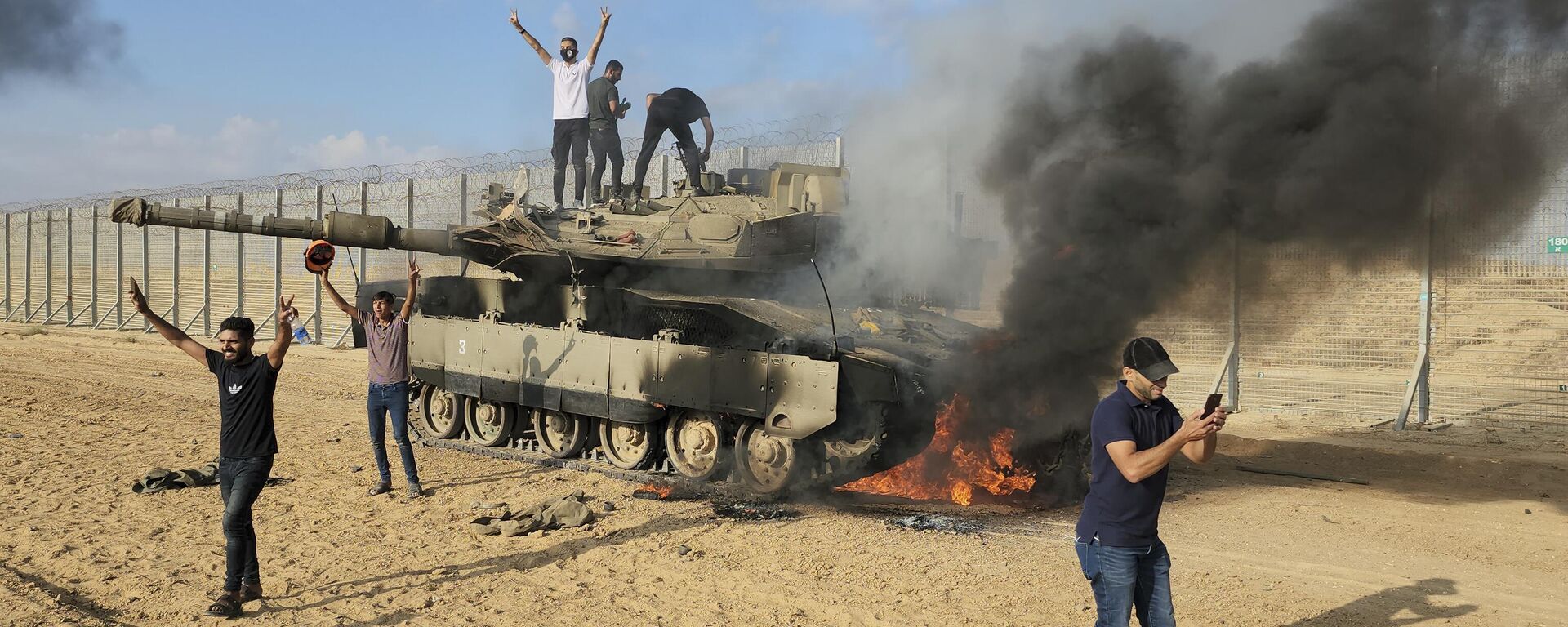 Палестинцы окло захваченного израильского танка - اسپوتنیک ایران  , 1920, 09.10.2023